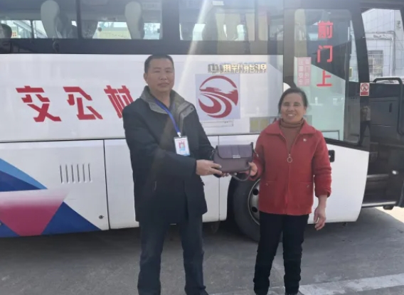 撫州長運(yùn):寒冬拾金不昧 溫暖乘客回家路