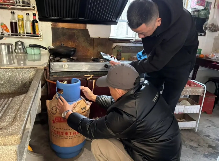 九江長(zhǎng)運(yùn):開展商鋪消防安全檢查