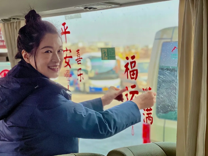 鄱陽長運(yùn):公交車廂換“新裝” 裝點(diǎn)濃濃年味