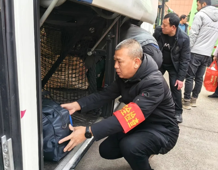 上饒汽運(yùn)：車站工作者 溫暖返程路