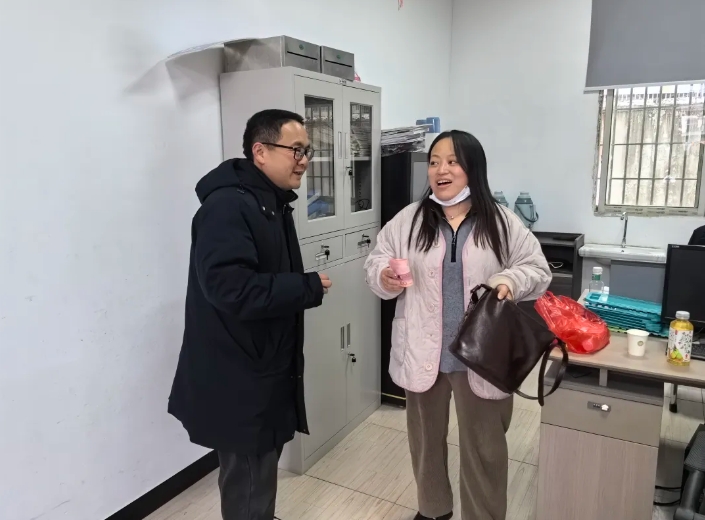 上饒汽運:駕駛員拾金不昧 歸還萬元現(xiàn)金