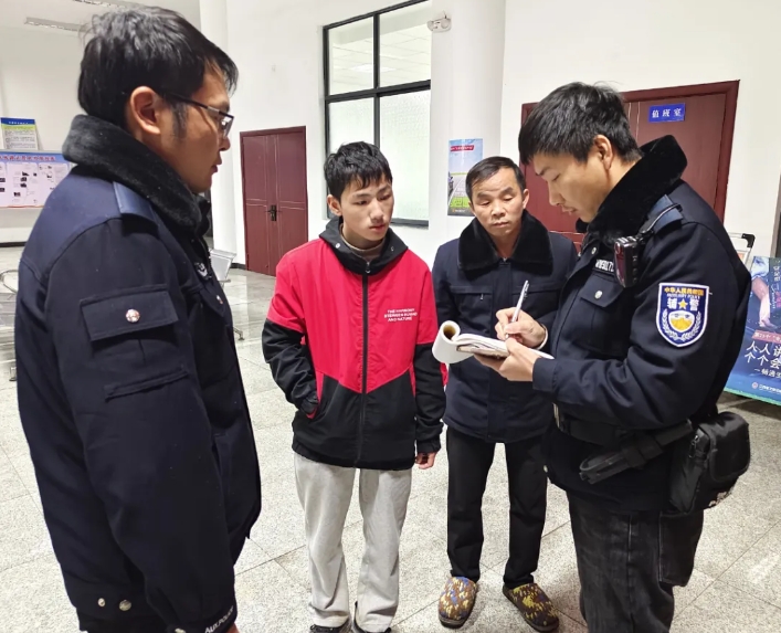 吉安公交:夜色中的守護(hù)者 離家少年安全回家