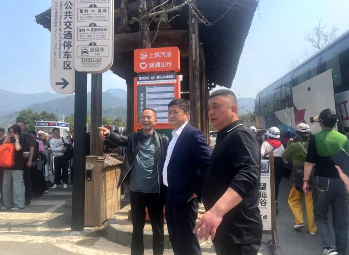 占梁先后前往婺源、景德鎮(zhèn)調(diào)研站點巴士運營情況