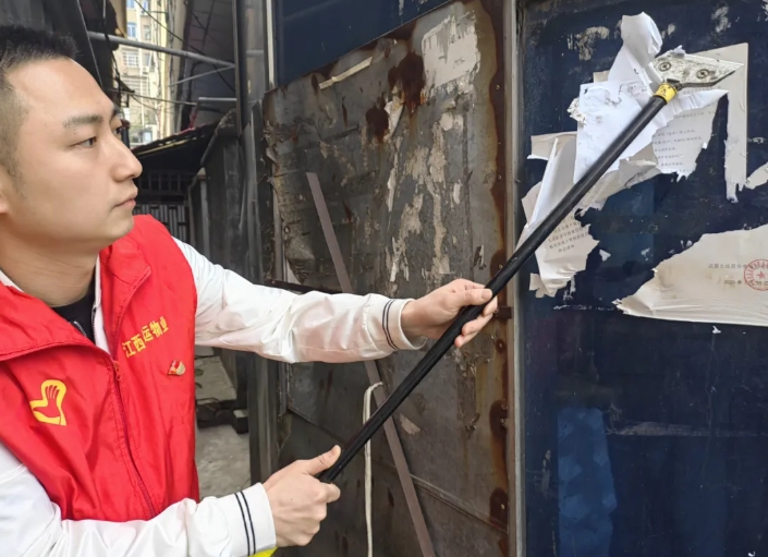 長運(yùn)物業(yè) 開展破舊廣告專項(xiàng)清理