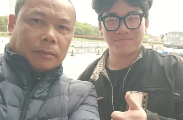 都市城際公交：駕駛員說(shuō)“能幫上忙我也高興！”