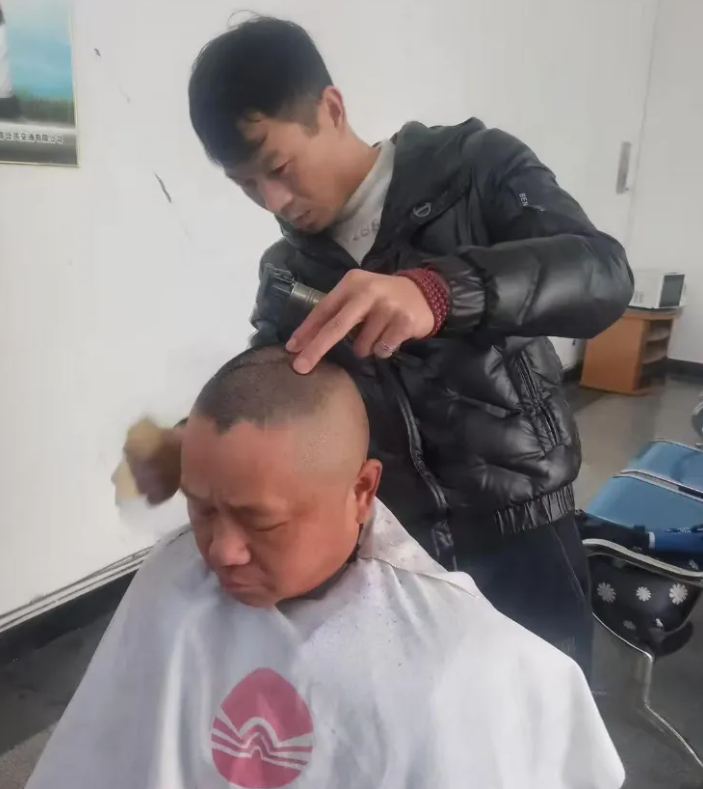 暖新聞 || 黃山長運(yùn)：青春“發(fā)”光：祁門公交小伙的暖心義剪